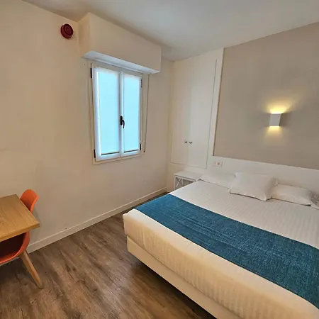 Txiki Polit ゲストハウス サラウツ